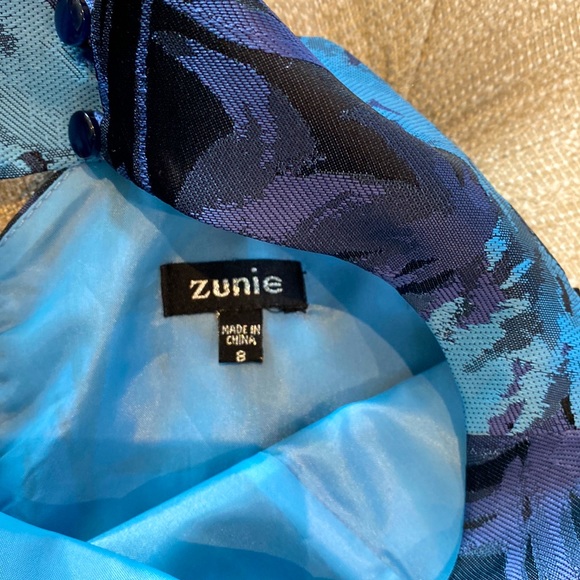 Zunie Girls Blue Floral designed “A” line dress, zippered back w/diamond cut out - Picture 4 of 4